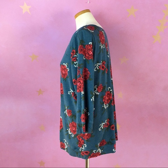 TORRID BLUE FLORAL V-NECK BANDED TEE 2 - Picture 6 of 10